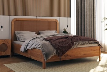 Drewniane łóżko Harmark z rattanem i plecionką wiedeńską