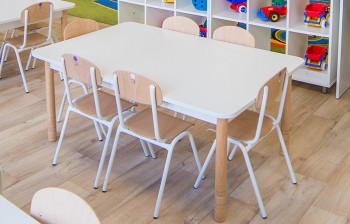 Stolik przedszkolny z kolorowym blatem i regulacją wysokości prostokątny
