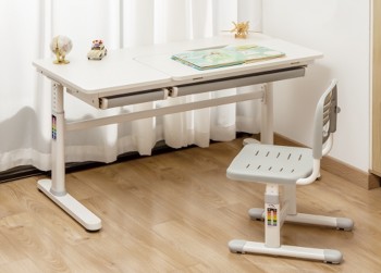 Regulowane biurko dziecięce z pochylanym blatem Iris