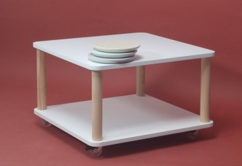 Kwadratowy stolik kawowy na kółkach Ashme z kolorowym blatem 64x64 cm