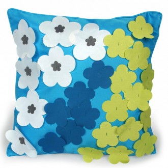 Niebieska poduszka na taras z naszytymi wielokolorowymi kwiatami MC-5017B