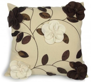 Kremowa poduszka dekoracyjna z naszytymi kwiatkami MC-3358