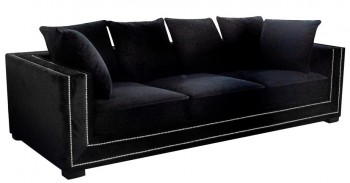 Czarna sofa welurowa z poduszkami i ozdobnymi pinezkami Delladue