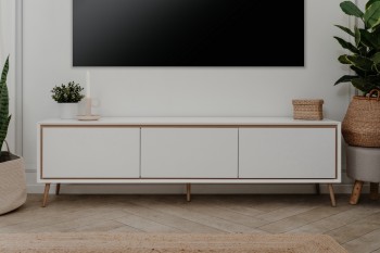 Szafka RTV na wysokich nóżkach Arona, biały/dąb artisan