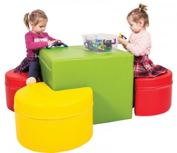 Zestaw piankowy do przedszkola - stolik z kolorowymi pufami SitFun