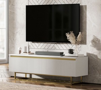 Ryflowana szafka RTV Selene 140 cm, biała na złotych płozach
