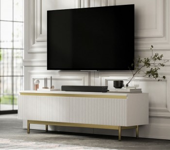 Ryflowana szafka RTV Selene 140 cm, biała na złotych nóżkach