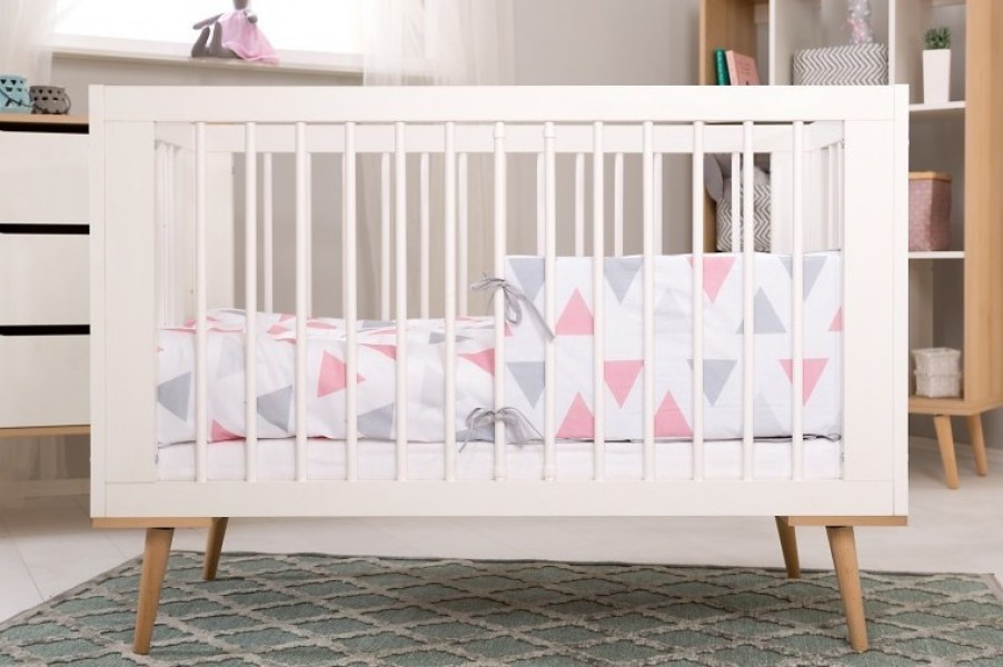 Białe łóżeczko niemowlęce na wysokich nóżkach Sofie 120x60