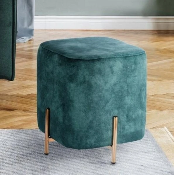 Aksamitna pufa w stylu glamour Izbit Velvet