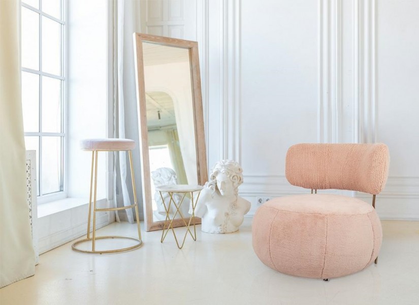 Designerski fotel wypoczynkowy z pluszu Teddy Low różowy