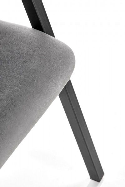 Velvetowe krzesło z podłokietnikami K473