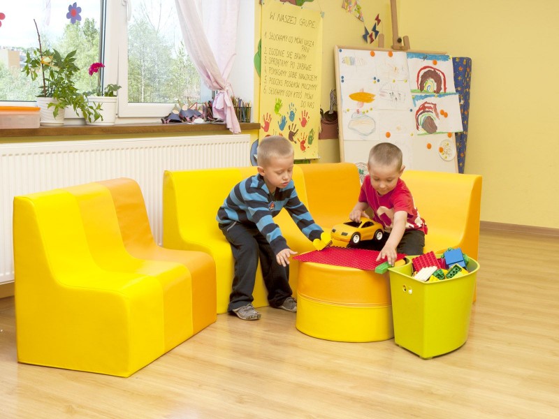 Okrągły stolik piankowy do kącika zabaw w przedszkolu