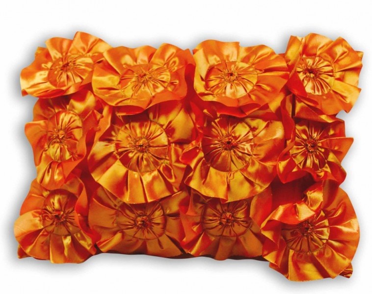 Pomarańczowa poduszka dekoracyjna z naszytymi kwiatami MC-3991