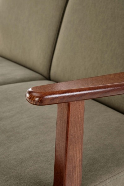 2-osobowa sofa do salonu z drewnianymi podłokietnikami Milano 2S Halmar