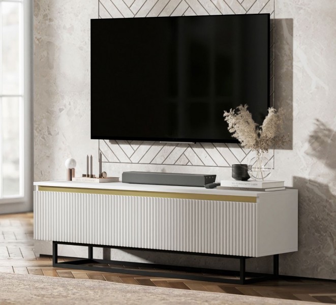 Ryflowana szafka RTV Selene 140 cm, biała na czarnych płozach