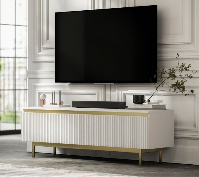 Ryflowana szafka RTV Selene 140 cm, biała na złotych nóżkach